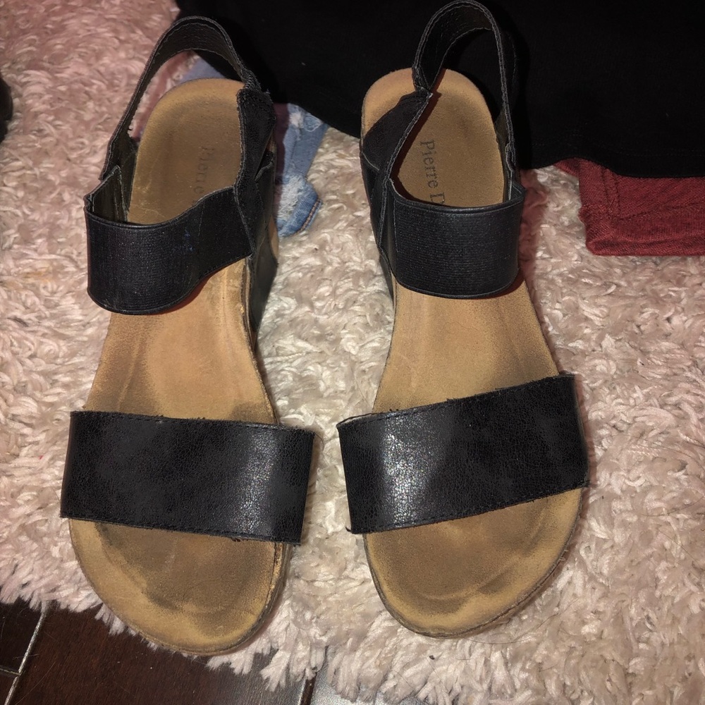 Black wedges